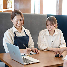 写真：ミライートで働く人