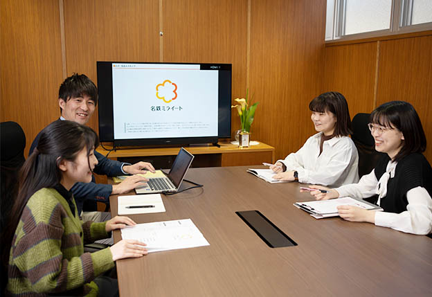 写真：人事担当の様子